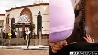طالبة محجبة تمارس الجنس الفموي وتتعرض للضرب في الحرم الجامعي