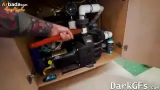 فتاة ذات أثداء طبيعية مهيمنة بممارسة جنس الفارسة الخشن