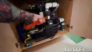 فتاة ذات أثداء طبيعية كبيرة تركب قضيبًا ضخمًا في وضع الفارسة