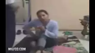 اب ينام في فراشي ابنته