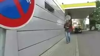 خيال المداعبة الشبابي: مداعبة فرج مراهقة في دورة المياه