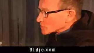 مصورتي فديو تتغزل فيه صحبات منزل قدام بنتها وجرتها ثم يمسكها ينيك ينيك مصري