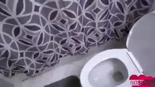 الأخ لا يقاوم فرجها العاري، يضاجعها بقوة