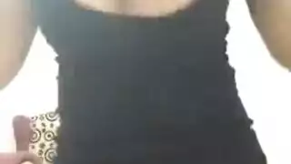 عارضة ويب كام عربية تقدم رقصًا وجنسًا بقميص شفاف