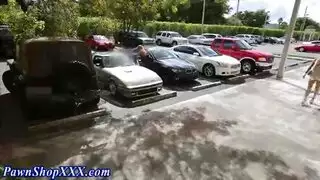 تساعد حبيبها على التبول