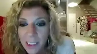 تدليك شرجي للشقراء يؤدي إلى لحس مهبلها بعنف