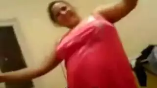 ربة منزل مصرية ترقص بشكل مثير للجار ثم تمارس الجنس