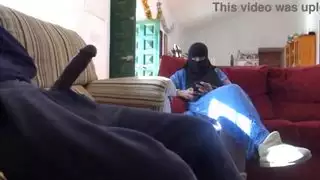 الجميلة التركية تبتل لقضيب صديق زوجها الأسود الهائل