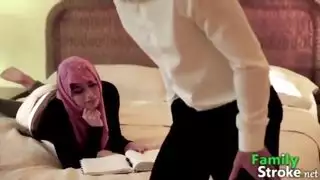 ابنة الزوجة العربية تأخذ قضيب زوج أمها الصلب بعمق بداخلها