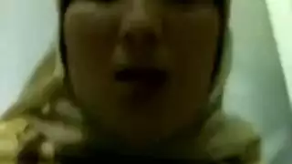 طبيب ينيك طفلة صغيرة في المستشفي