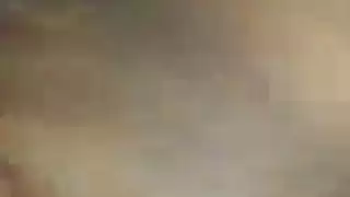 فتاة سوداء جميلة مبتسمة تشارك في مشهد جنسي صريح وقاسي