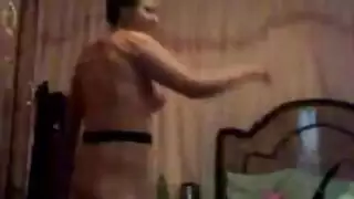 يصورها في اوضة النوم