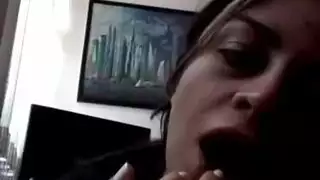 شباب مثارون يراهنون بملابسهم في جلسة بوكر إباحية