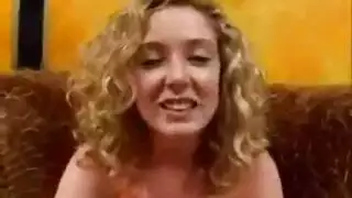 شقراء مثيرة تستمتع بجنس عنيف على الأريكة في فيلم كام ساخن