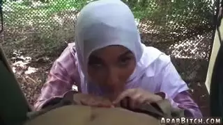 الخادمة العربية كبيرة الصدر تأخذ حمولة مني في منزل غريب