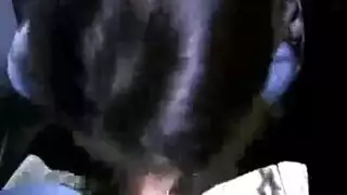 عاهرة مغربية عارية تسبح وتمص قضيبًا