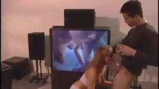 عاهرة زنجبيلية ساخنة تبلع قضيبًا بعمق وتنكح بقوة