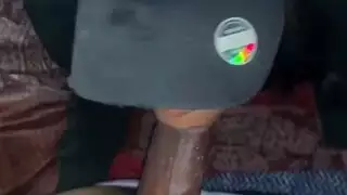 انها تبقي بوسهافي هذه سراويل ضيقه