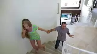 علاقة عائلية سرية: أخ يتذوق فرج أخته الضيق ويمارس الجنس معها بعمق