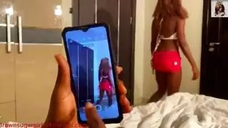 راقصة مغرية تثيرني بحركاتها البرية حتى النبض