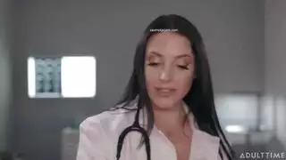 عيادة دكتور عجوز يفحص شابه