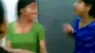 الفتيات الجامعيات المفعم بالحيوية يحصلن على حميرهن مارس الجنس في مهجع ويستمتعون به كثيرًا