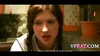 أثداء لطيفة الكبيرة المستديرة تعبد قضيباً نابضاً