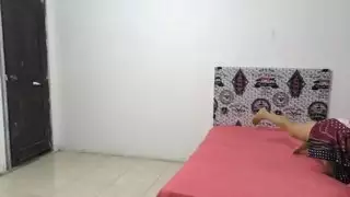 عاشق لاتيني يضرب فرج الزوجة العربية بينما زوجها يصور الفيلم الإباحي