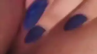 فيديو إباحي من الخليج الفارسي: إصبع في فرجها المبلل على سرير الفندق