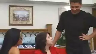 ضعف متعة الإيبوني: كسي مشعرة مكشوفة في مشهد خلع ملابس سحاقي بطيء