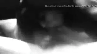 المغرية الآسيوية تمص قضيباً صلباً في مشهد إباحي