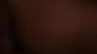 كعب أخضر وقضيبين: فتاة سمراء تمتلئ