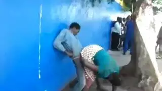 رجل أفريقي يركب بنت في الشارع