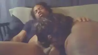 بحاجة لنقد الكاميرا: الفتاة السمراء تمارس الجنس مع نفسها بلعبة