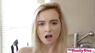 نيك الأخت بوجود الام في الغرفة