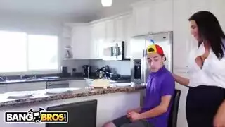 مصري بين العشب