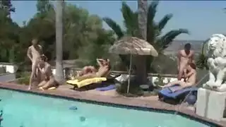 فتاة سودانية تُمارس معها الجنس بخشونة في حافلة متحركة