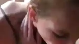 فتاة جامعية مراهقة تمص قضيبًا بشكل صريح على الكاميرا وهي ترتدي ملابس داخلية ضخمة