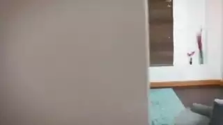 قواد يمارس الجنس مع لاتينية جميلة وصديقتها الأمريكية في ثنائي عنيف