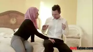 المحجبة اليائسة تُنكح بقسوة من زوج أمها الأمريكي
