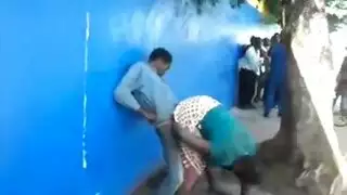 إباحية مشتغلة بالشارع: رجل أفريقي مثير مجنون يضرب متسولة في مرأى الجميع