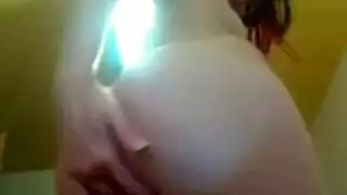 عرض كاميرا إباحي: تعرٍّ يصل إلى كشف الفرج العاري