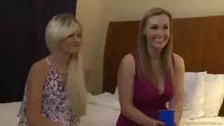 إغواء سحاقي ساخن: إقناع العذراء بلحس كس حميم